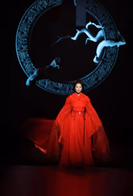 張雨綺演繹虞姬,一身紅裙加身,致敬梅蘭芳百年「霸王別姬」