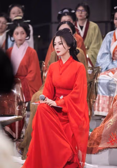 張雨綺演繹虞姬,一身紅裙加身,致敬梅蘭芳百年「霸王別姬」