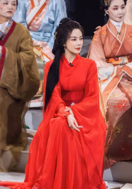 張雨綺演繹虞姬,一身紅裙加身,致敬梅蘭芳百年「霸王別姬」
