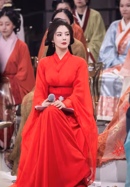 張雨綺演繹虞姬,一身紅裙加身,致敬梅蘭芳百年「霸王別姬」