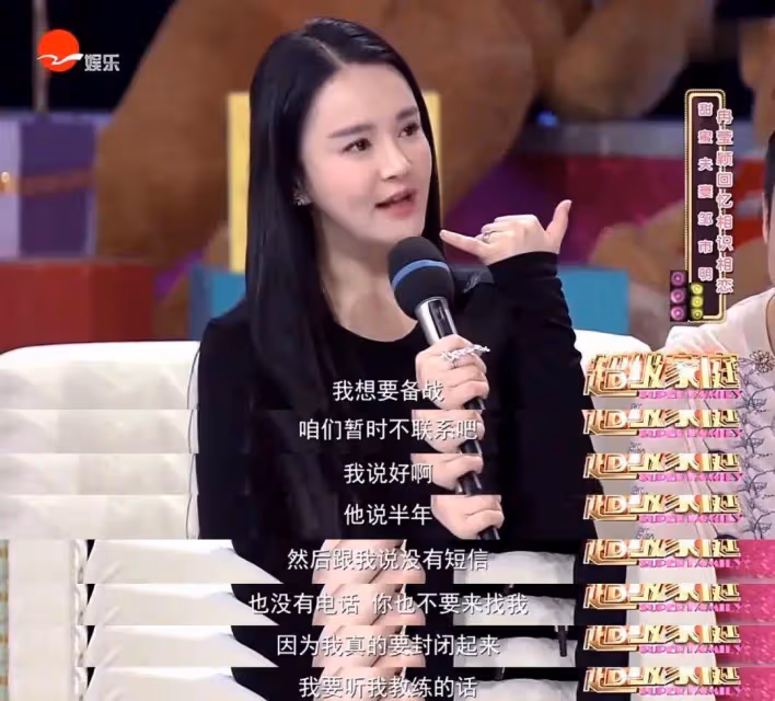 央視前女主播直播間崩潰痛哭:心疼結婚8年生3子