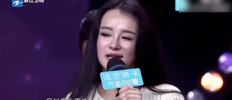 央視前女主播直播間崩潰痛哭:心疼結婚8年生3子