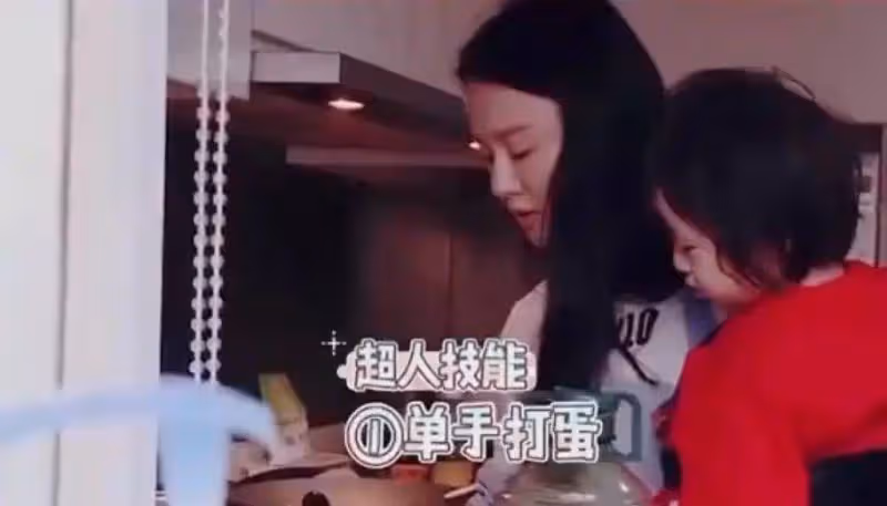 央視前女主播直播間崩潰痛哭:心疼結婚8年生3子