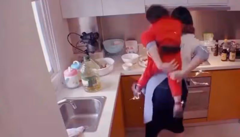 央視前女主播直播間崩潰痛哭:心疼結婚8年生3子