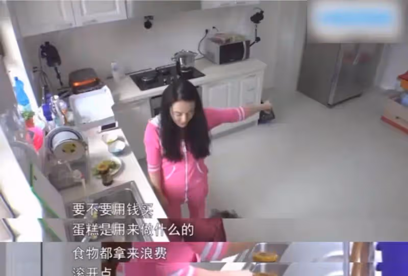 央視前女主播直播間崩潰痛哭:心疼結婚8年生3子