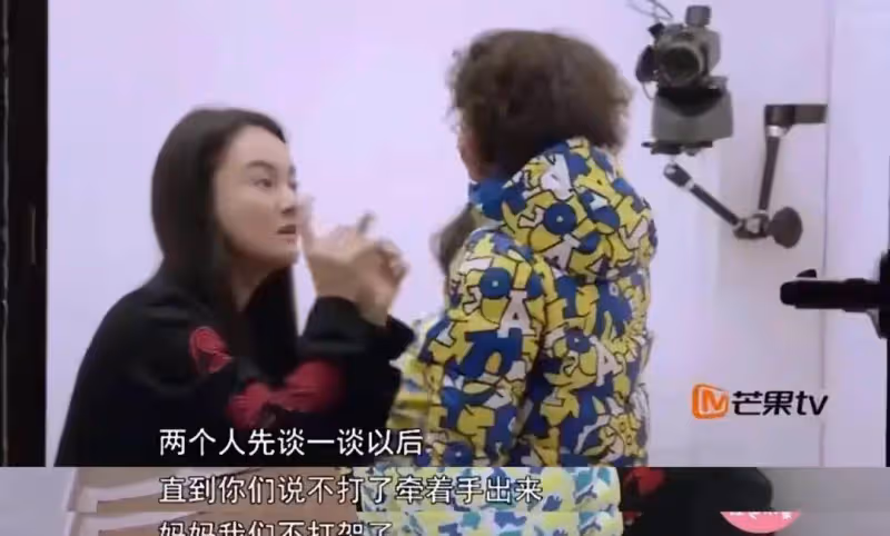 央視前女主播直播間崩潰痛哭:心疼結婚8年生3子