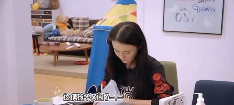 央視前女主播直播間崩潰痛哭:心疼結婚8年生3子