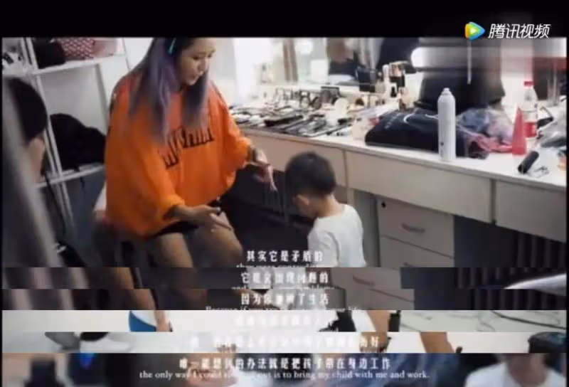 央視前女主播直播間崩潰痛哭:心疼結婚8年生3子