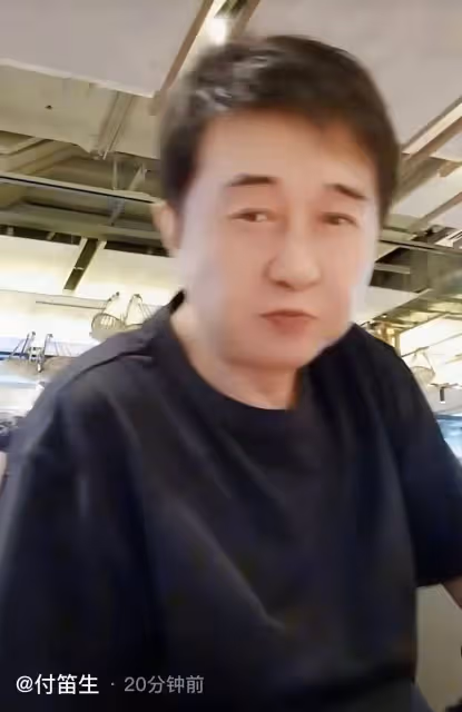 傅迪生夫婦在小飯館吃飯!低調不認人地喝了4塊多的啤酒,任靜雙臂有力