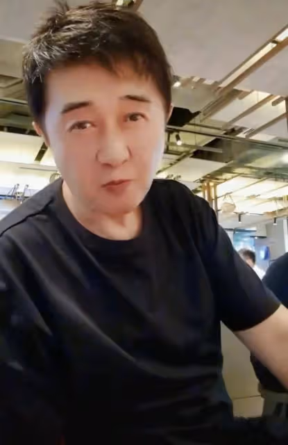 傅迪生夫婦在小飯館吃飯!低調不認人地喝了4塊多的啤酒,任靜雙臂有力