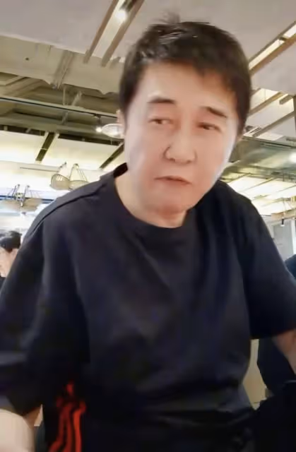 傅迪生夫婦在小飯館吃飯!低調不認人地喝了4塊多的啤酒,任靜雙臂有力