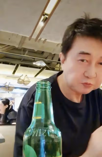 傅迪生夫婦在小飯館吃飯!低調不認人地喝了4塊多的啤酒,任靜雙臂有力