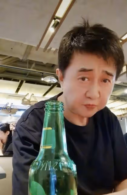 傅迪生夫婦在小飯館吃飯!低調不認人地喝了4塊多的啤酒,任靜雙臂有力
