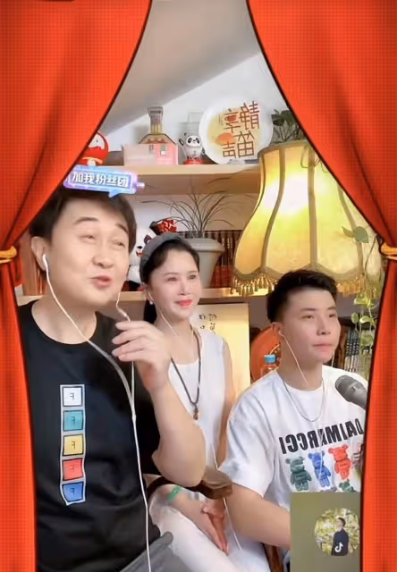 傅迪生夫婦在小飯館吃飯!低調不認人地喝了4塊多的啤酒,任靜雙臂有力