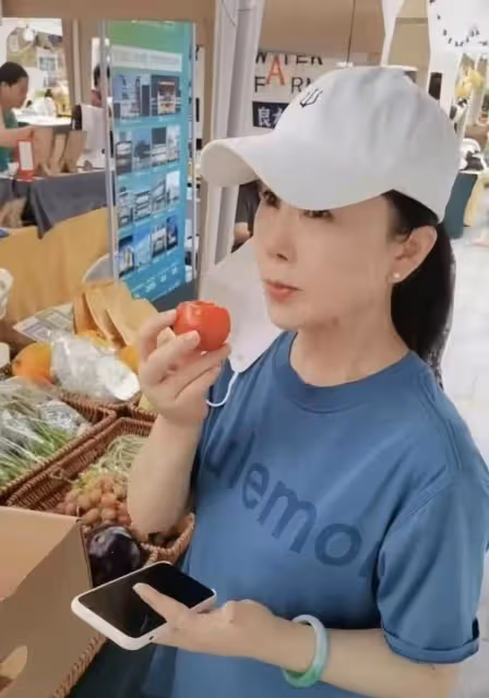 傅迪生夫婦在小飯館吃飯!低調不認人地喝了4塊多的啤酒,任靜雙臂有力