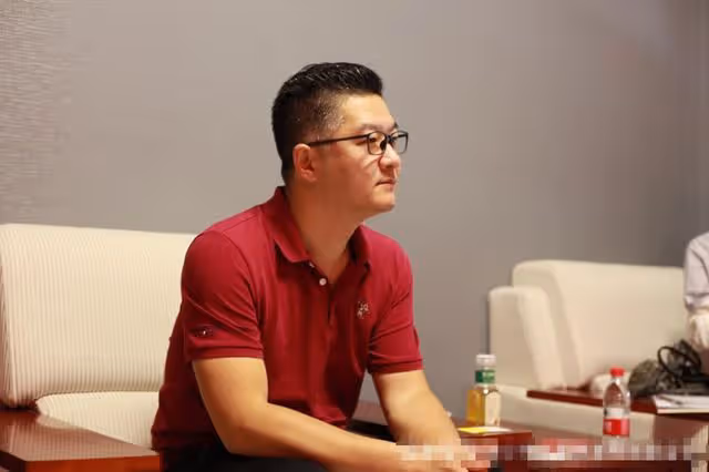 知名主持人馬丁涉嫌詐騙！疑賣課發假證，近800人購買金額達404萬