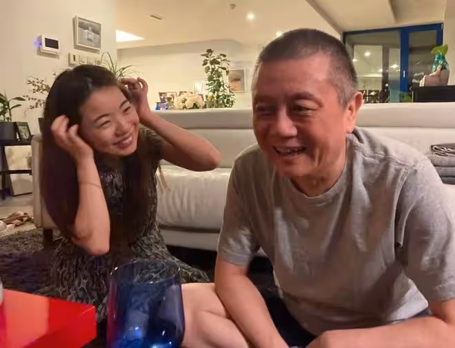 63歲王朔模樣大變，面紅耳赤撞臉李亞鵬，與女作家在家調笑好悠哉