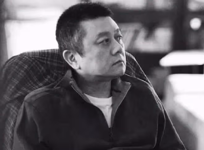 63歲王朔模樣大變，面紅耳赤撞臉李亞鵬，與女作家在家調笑好悠哉