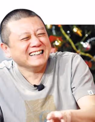 63歲王朔模樣大變，面紅耳赤撞臉李亞鵬，與女作家在家調笑好悠哉