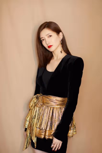 娛記曝女星與已婚富豪約會，爭吵後男方花千萬挽回，江疏影慘躺槍