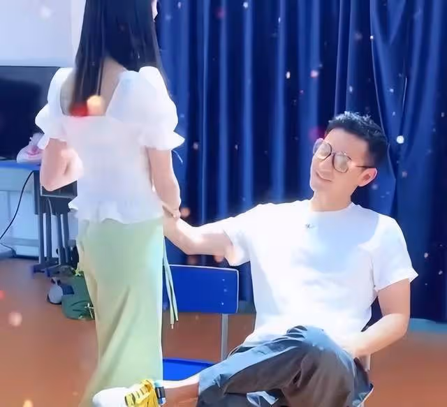 曝呂一老公被富婆包養，兩人當眾摟抱接吻，培訓機構不堪內幕曝光