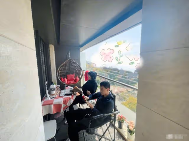 曝呂一老公被富婆包養，兩人當眾摟抱接吻，培訓機構不堪內幕曝光