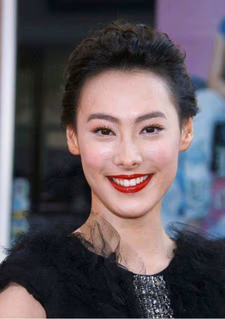34歲梁洛施近況曝光!素顏亮相為貓咪慶生,住20億豪宅惹人羨