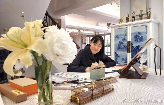 34歲梁洛施近況曝光!素顏亮相為貓咪慶生,住20億豪宅惹人羨