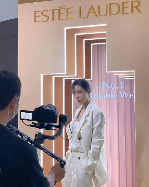 人氣女愛豆戀情曝光後雙喜臨門,直言:是奇蹟