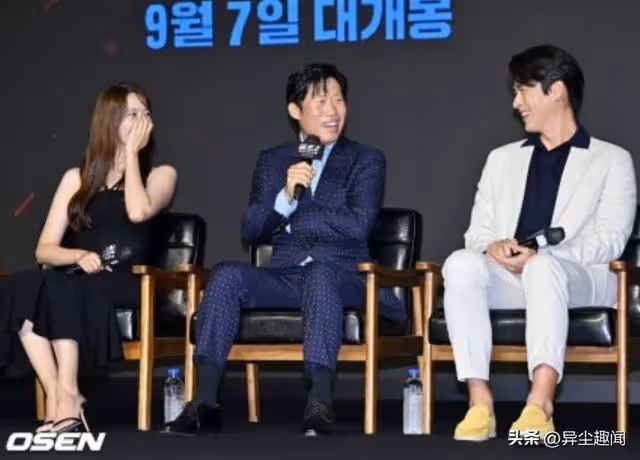 林允兒穿黑色露肩禮服美極了,玄彬不敢多看一眼