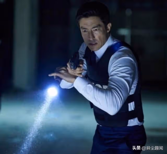 林允兒穿黑色露肩禮服美極了,玄彬不敢多看一眼