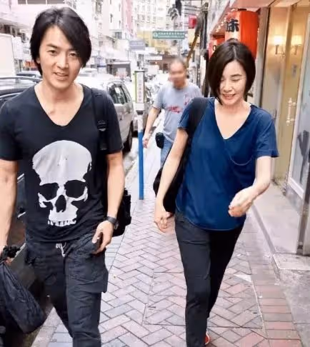 蒙嘉慧:不幸福的原生家庭長大,與鄭伊健婚後丁克,48歲依舊美麗