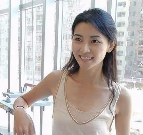蒙嘉慧:不幸福的原生家庭長大,與鄭伊健婚後丁克,48歲依舊美麗