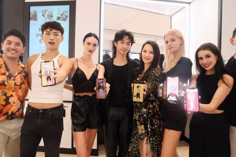 伊能靜曬與兒子活動合照!哈利一身黑西裝配卷髪帥氣十足,五官清秀不輸明星媽媽,母子同框超養眼