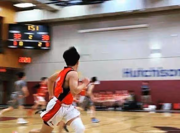陳坤20歲兒子近照曝光，穿6千短袖打扮有型，氣質和爸爸越來越像