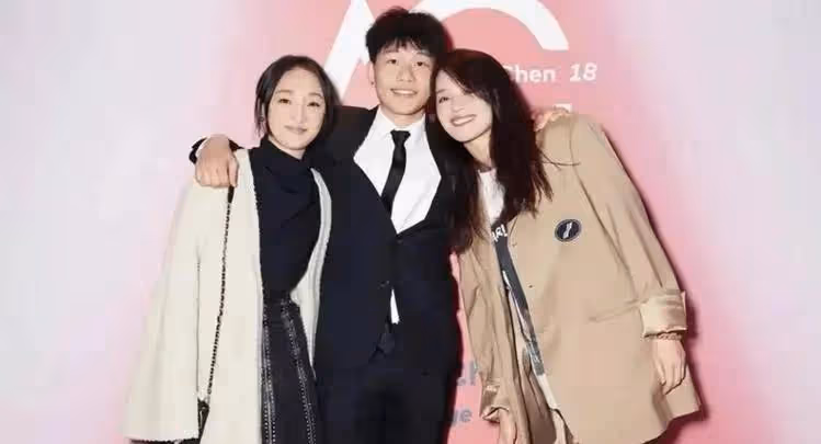 陳坤20歲兒子近照曝光，穿6千短袖打扮有型，氣質和爸爸越來越像