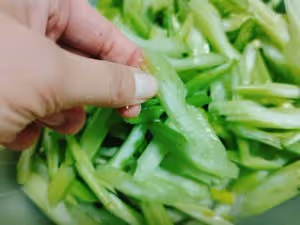 家常菜——芹菜炒肉