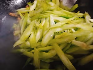 家常菜——芹菜炒肉