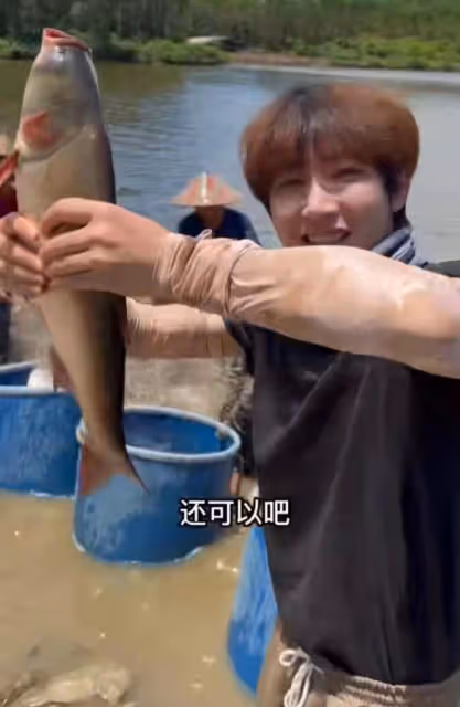27歲男星回村務農!家有六個魚塘數萬隻鴨,頂38度高溫賣魚不嫌熱