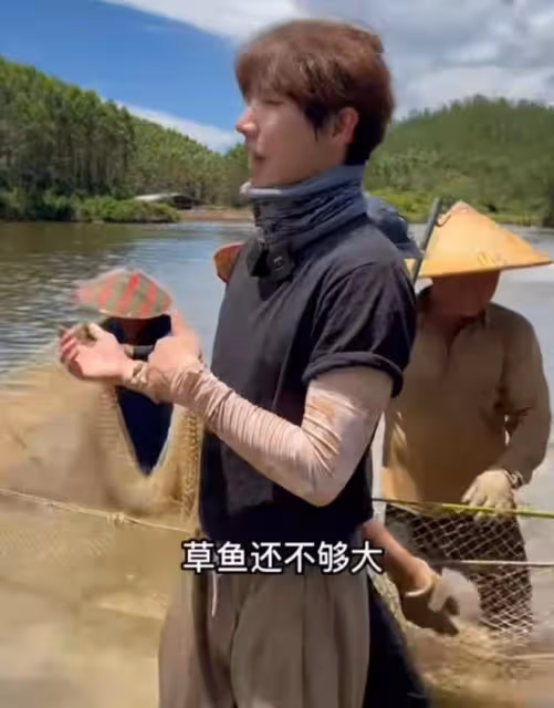 27歲男星回村務農!家有六個魚塘數萬隻鴨,頂38度高溫賣魚不嫌熱