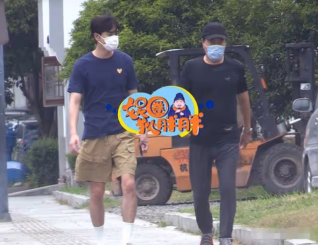 65歲楊立新太低調!帶兒子步行6公里做核酸,逛街邊菜市場接地氣