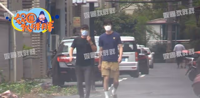 65歲楊立新太低調!帶兒子步行6公里做核酸,逛街邊菜市場接地氣