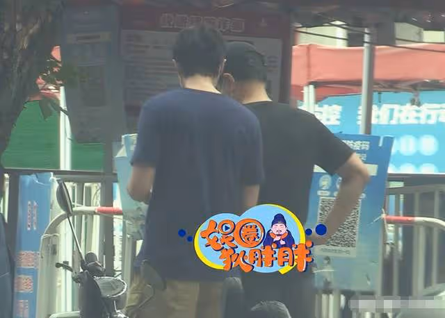 65歲楊立新太低調!帶兒子步行6公里做核酸,逛街邊菜市場接地氣