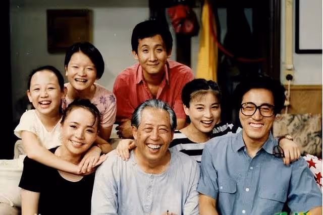 65歲楊立新太低調!帶兒子步行6公里做核酸,逛街邊菜市場接地氣