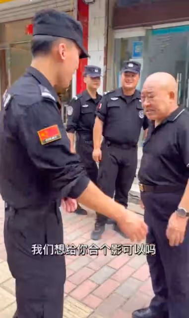 杜旭東與特警合影,站c位形象超尷尬,難以招架對方太熱情!