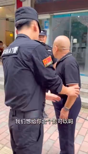 杜旭東與特警合影,站c位形象超尷尬,難以招架對方太熱情!