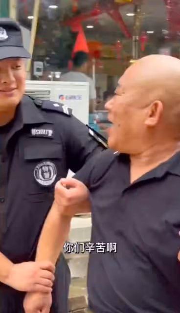 杜旭東與特警合影,站c位形象超尷尬,難以招架對方太熱情!