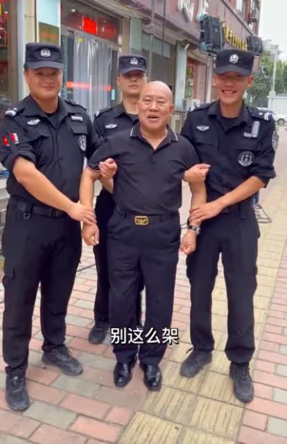杜旭東與特警合影,站c位形象超尷尬,難以招架對方太熱情!