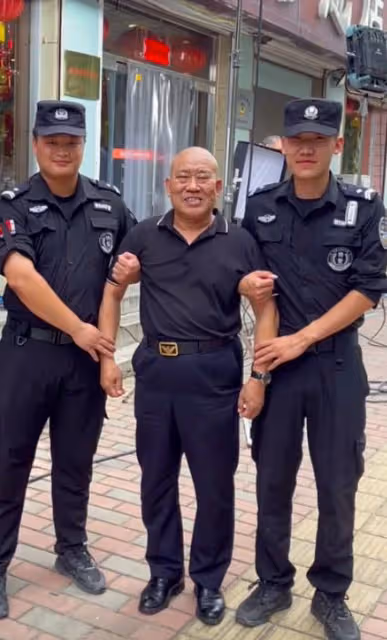 杜旭東與特警合影,站c位形象超尷尬,難以招架對方太熱情!