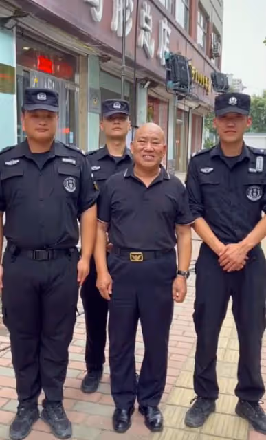 杜旭東與特警合影,站c位形象超尷尬,難以招架對方太熱情!